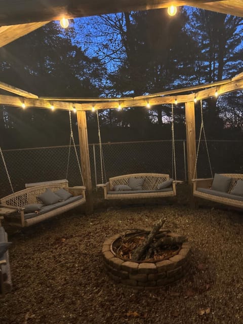 5 KING BEDS, 1Q 1Full P/O NEWLY REMODELED 2800 sq ft House in Knoxville