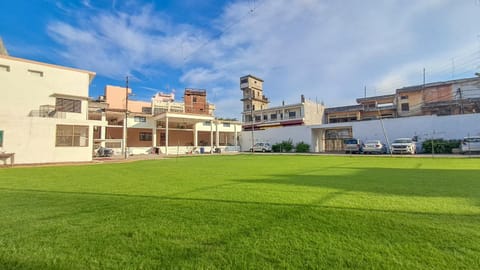Garden, Location, Parking