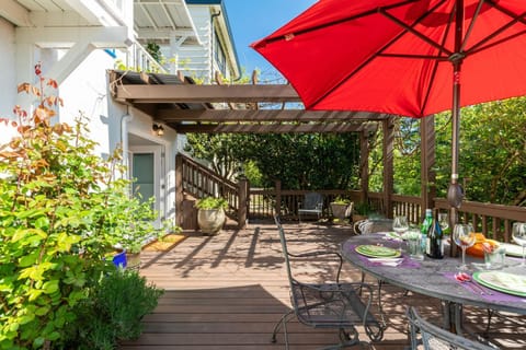 Property building, Facade/entrance, Spring, Garden, Balcony/Terrace, Dining area, Garden view, pet friendly