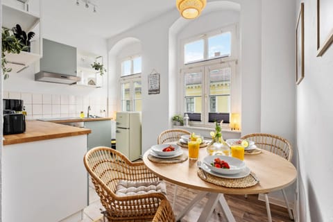 Kitchen or kitchenette, Living room, Food and drinks, Seating area, Dining area, Food, oven, pet friendly