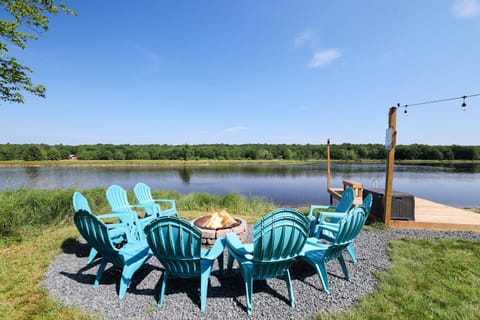 POCONOS BRAND NEW LAKEFRONT Oasis 1 ACRE, HOTTUB GAMEROOM FIREPITS TALK ABOUT PRIVACY House in Indian Mountain Lake