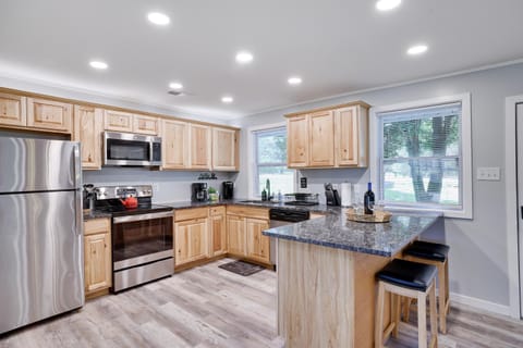 POCONOS BRAND NEW LAKEFRONT Oasis 1 ACRE, HOTTUB GAMEROOM FIREPITS TALK ABOUT PRIVACY House in Indian Mountain Lake