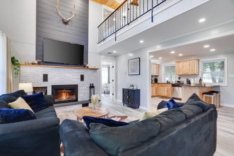 Communal lounge/ TV room, TV and multimedia, Kitchen or kitchenette, Seating area, Dining area, flat iron, pet friendly, stove