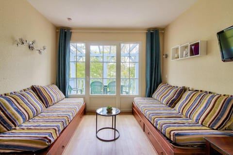 Bed, Living room, furniture