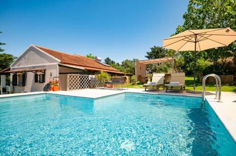 Property building, Patio, Day, Garden, Garden view, Pool view, Swimming pool, sunbed