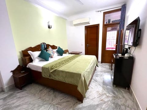 Bed, TV and multimedia, Photo of the whole room, Bedroom, air conditioner