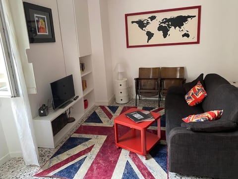 TV and multimedia, Living room, Evening entertainment