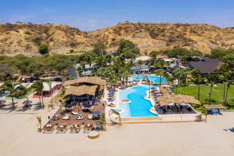 Lounge or bar, Mountain view, Pool view, Swimming pool