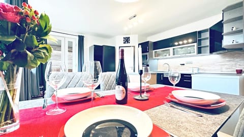 Kitchen or kitchenette, Food and drinks, Dining area, Drinks, minibar, oven, pet friendly, stove