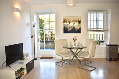 TV and multimedia, Living room, Seating area, Dining area, Evening entertainment