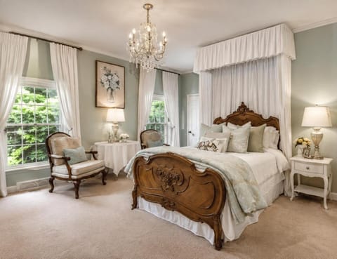 Bed, Seating area, Bedroom