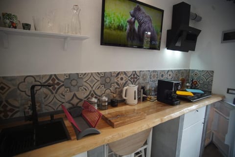 Coffee/tea facilities, Kitchen or kitchenette, stove