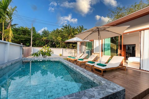 Property building, Balcony/Terrace, Balcony/Terrace, Pool view, Swimming pool, sunbed