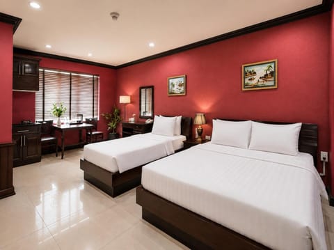 Bed, Photo of the whole room, Seating area, Bedroom