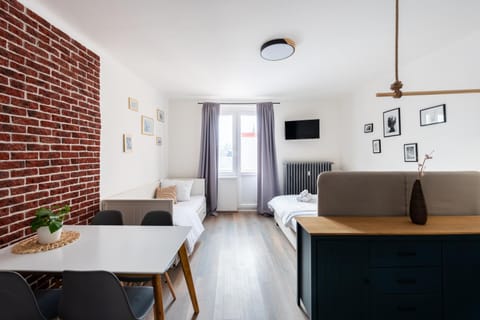 Bed, TV and multimedia, Photo of the whole room, Seating area, Dining area, Bedroom