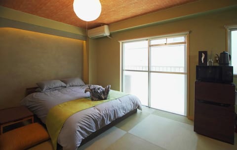 Bed, Living room, Photo of the whole room, Bedroom, towels