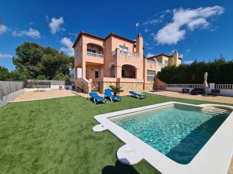 Property building, Garden, Swimming pool, sunbed
