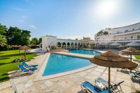 Garden, Garden view, Pool view, Swimming pool, sunbed