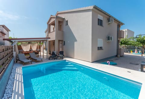 Kuća za odmor sa grijanim bazenom Ivancica Villa in Šibenik-Knin County, Croatia