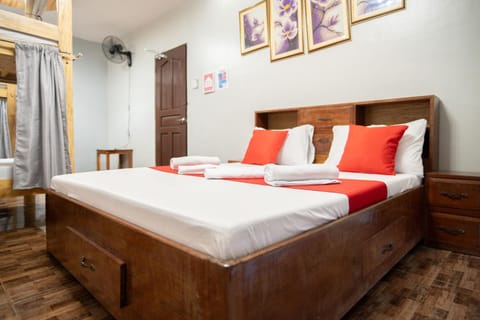 Bed, Photo of the whole room, Bedroom, air conditioner