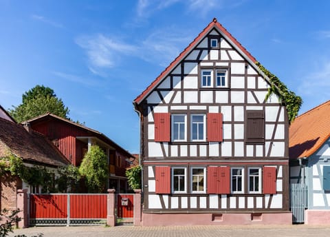 Property building, Day, Location