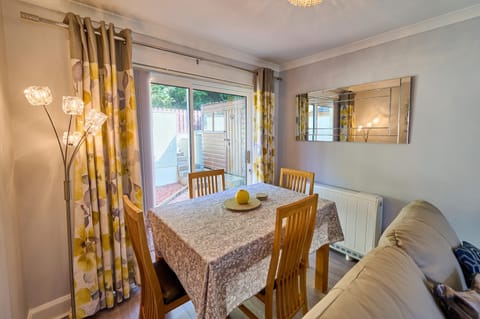 Seating area, Dining area