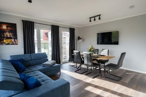 Communal lounge/ TV room, TV and multimedia, Living room, Seating area, Dining area, Evening entertainment