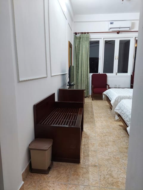 Bed, TV and multimedia, Seating area, Bedroom