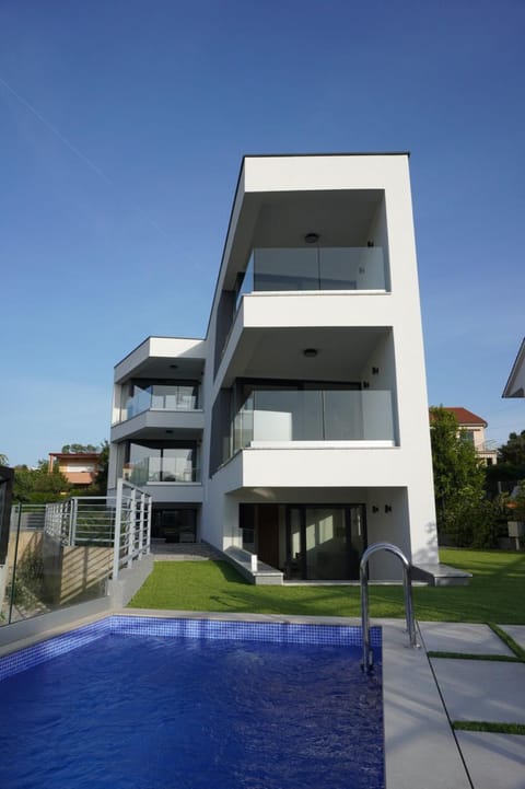 Property building, Swimming pool