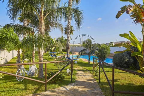 Garden, Garden view, Pool view, Swimming pool, sunbed