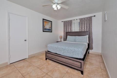 Bed, Photo of the whole room, Bedroom, fireplace