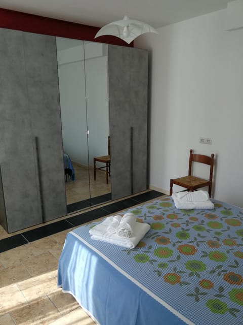 Photo of the whole room, Bedroom, wardrobe