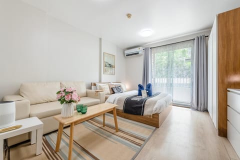 Bed, Living room, Photo of the whole room, Seating area, Bedroom, air conditioner