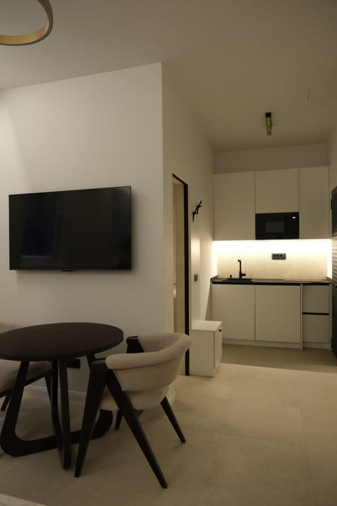 TV and multimedia, Kitchen or kitchenette, Living room, Seating area, Dining area