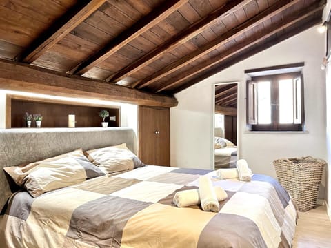 Bed, Bedroom, towels
