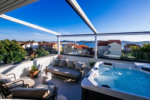 Patio, Day, Natural landscape, Hot Tub, View (from property/room), Balcony/Terrace, Seating area, sunbed
