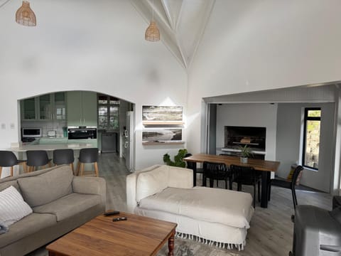 Kitchen or kitchenette, Dining area, oven, stove