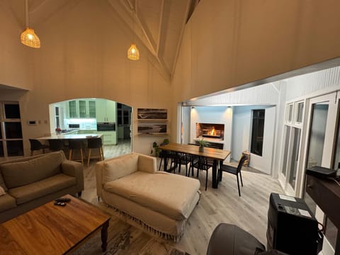 Kitchen or kitchenette, Seating area