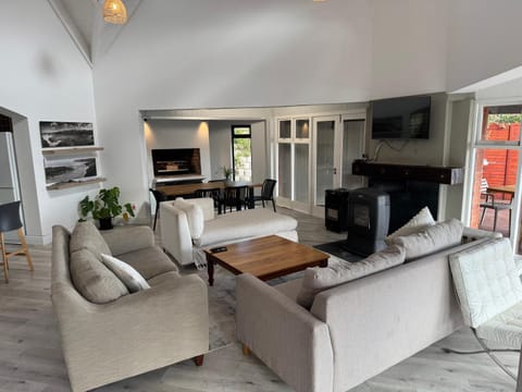 Communal lounge/ TV room, TV and multimedia, Living room, Seating area, Dining area