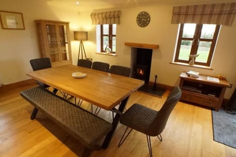 OAKLEY LODGE- LUXURY FARM COTTAGE House in England