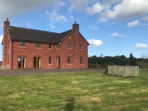 OAKLEY LODGE- LUXURY FARM COTTAGE House in England