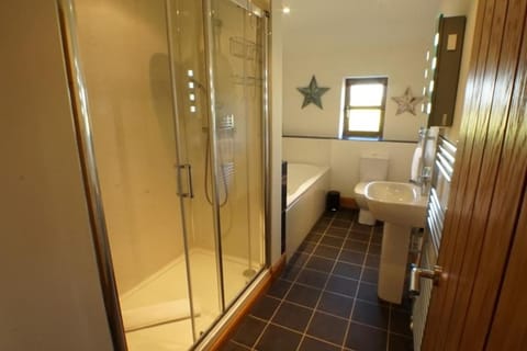 OAKLEY LODGE- LUXURY FARM COTTAGE House in England