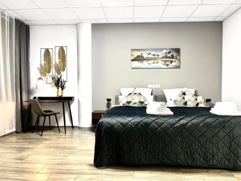 Bed, Photo of the whole room, Bedroom, towels, acessibility