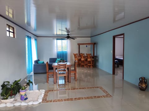 Living room, Seating area, Dining area, fireplace