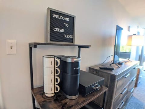 Cute Cedar Lodge Studio with Balcony & Lake Views! Apartment in Laconia