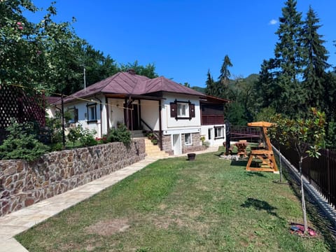 Property building, Day, Garden, Garden view