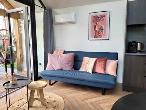 Seating area, air conditioner