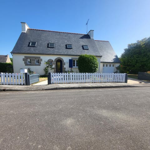 "La Familiale de Kerambigorn" grande maison dans un quartier calme, juste à coté de la superbe plage de Kerambigorn dans la station Balnéaire de Beg-Meil! House in Fouesnant