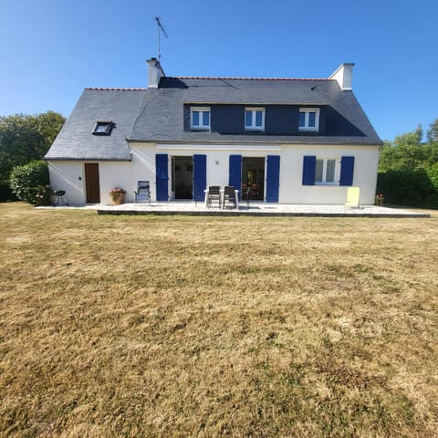"La Familiale de Kerambigorn" grande maison dans un quartier calme, juste à coté de la superbe plage de Kerambigorn dans la station Balnéaire de Beg-Meil! House in Fouesnant