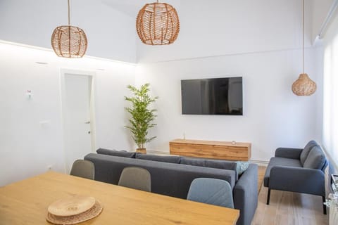 Communal lounge/ TV room, TV and multimedia, Living room, Seating area, Dining area, Evening entertainment